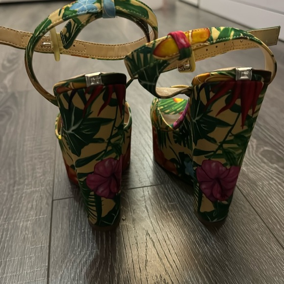 Brand new GUESS floral wedges, size 7.5 - Picture 4 of 5